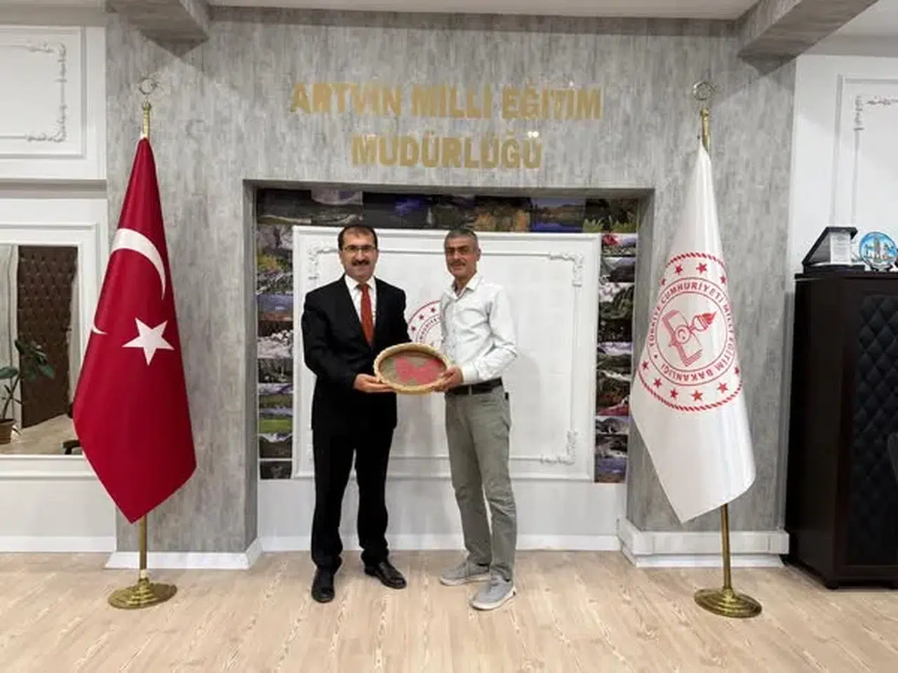 Artvin'de Eğitim İşbirliği: Abdülcelil Kahveci, Fahri Acar'ı Ziyaret Etti