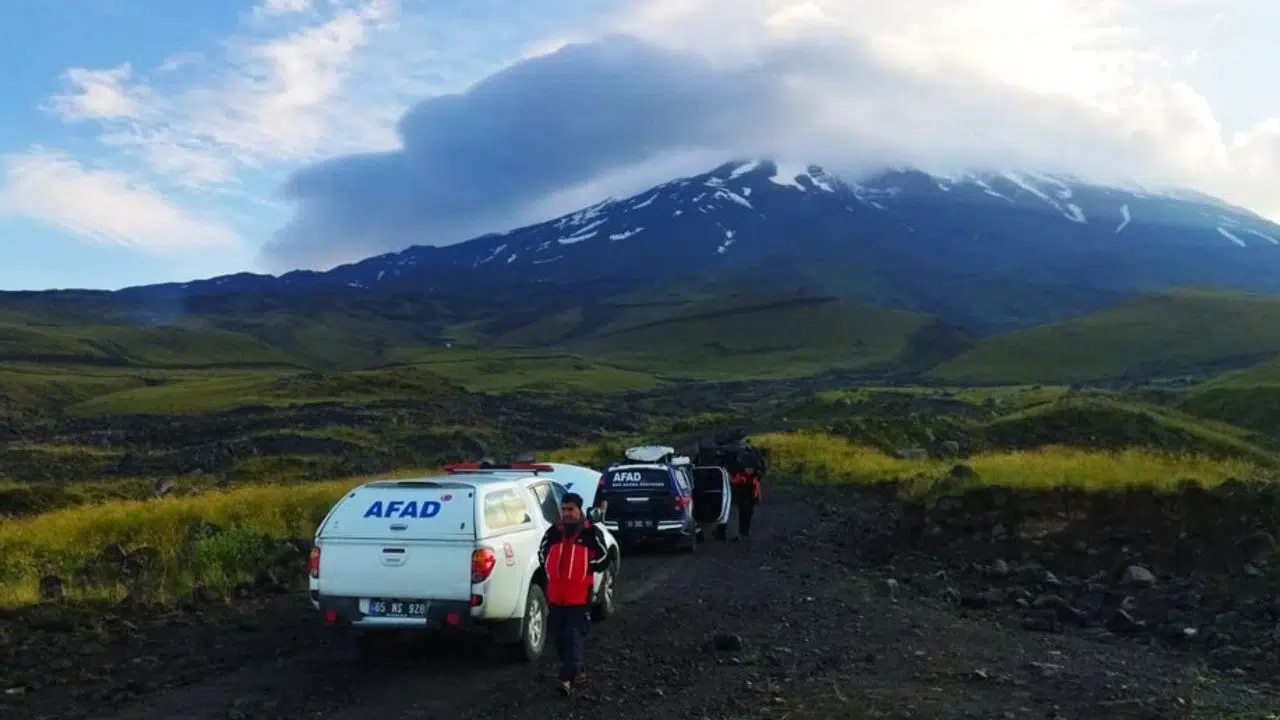 Zirve tırmanışında kaybolan 2 turist için arama çalışması başlatıldı