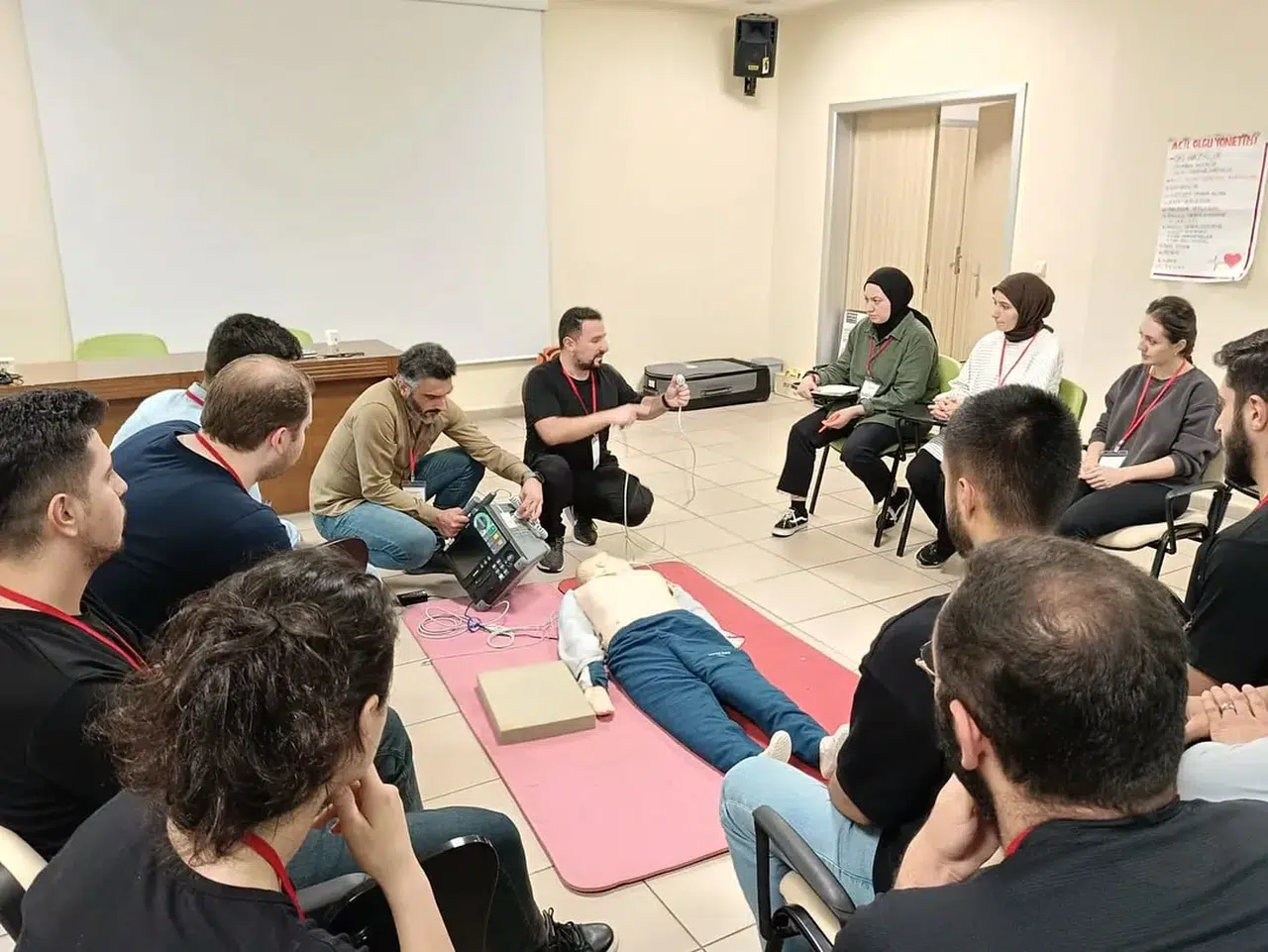 Rize'de sağlık çalışanlarına ileri yaşam desteği eğitimi verildi, sertifikalar dağıtıldı