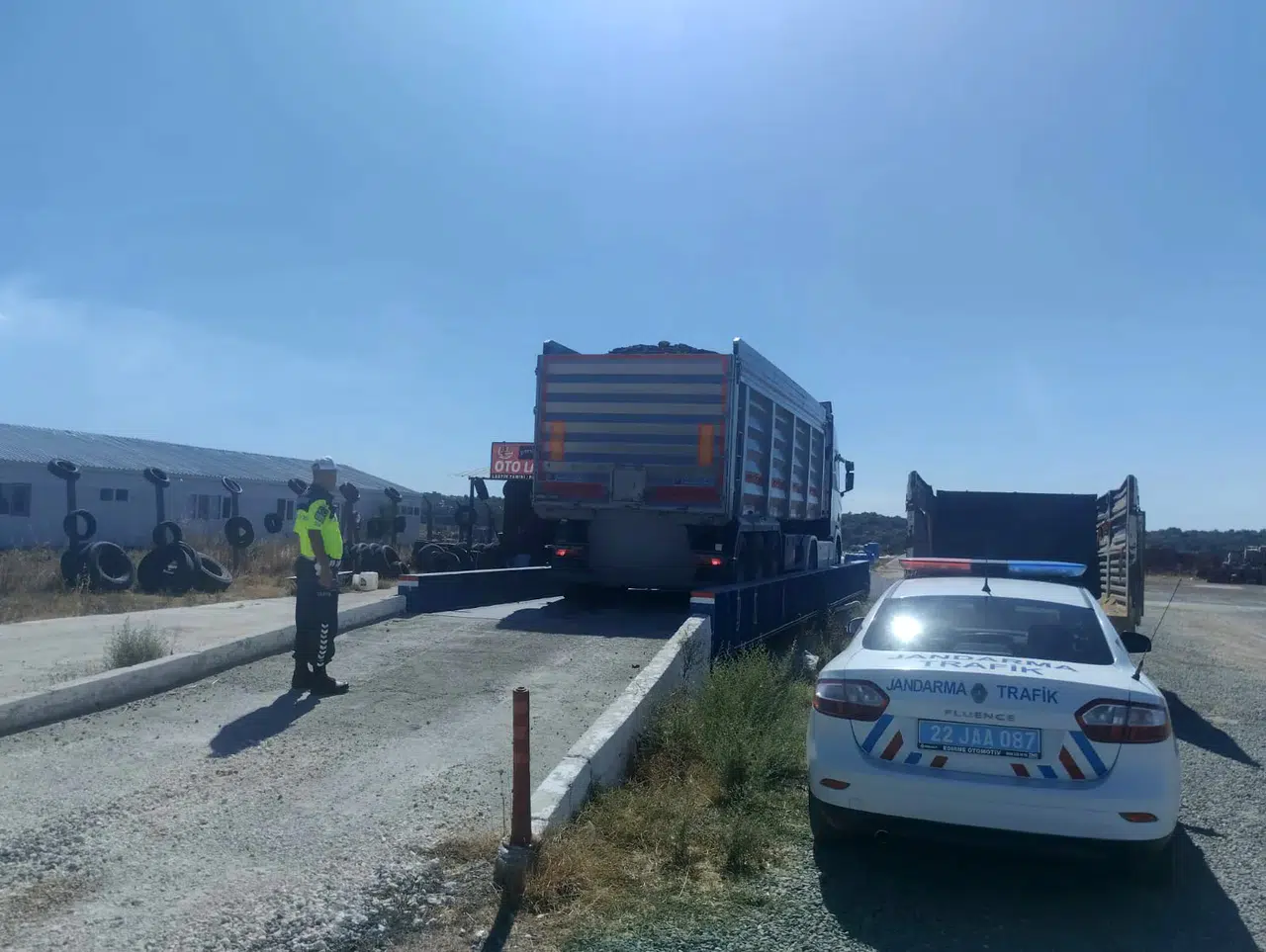 Uzunköprü'de Jandarma Yol Denetimlerinde Sürücülere 523 Bin Lira Ceza Kesildi