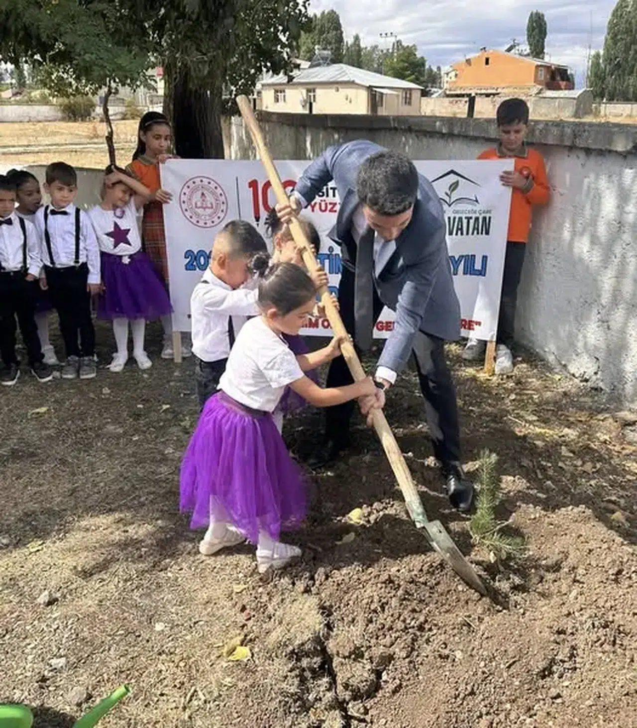 Horasan'da İlköğretim Haftası etkinlikleri fidan dikimiyle başladı, eğitim ve doğa sevgisi bir arada!