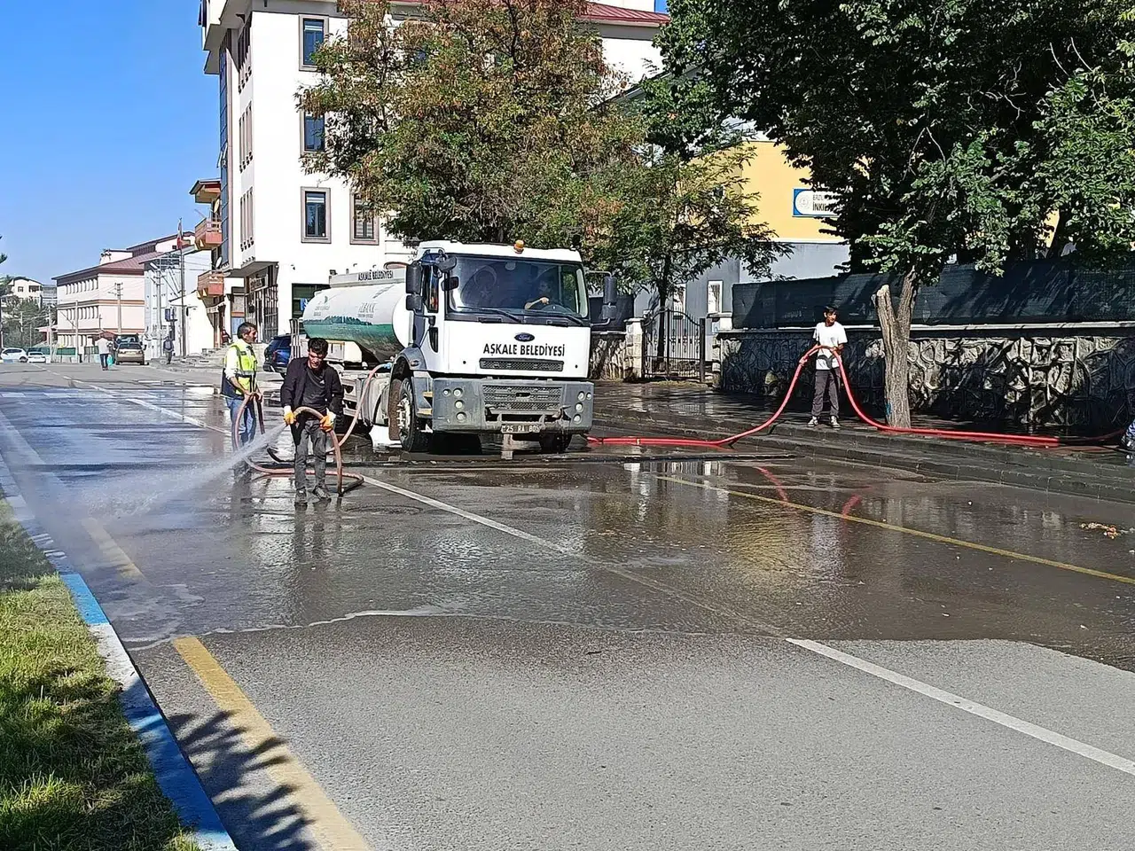 Aşkale Belediyesi, temiz çevre için temizlik çalışmalarını hız kesmeden sürdürüyor