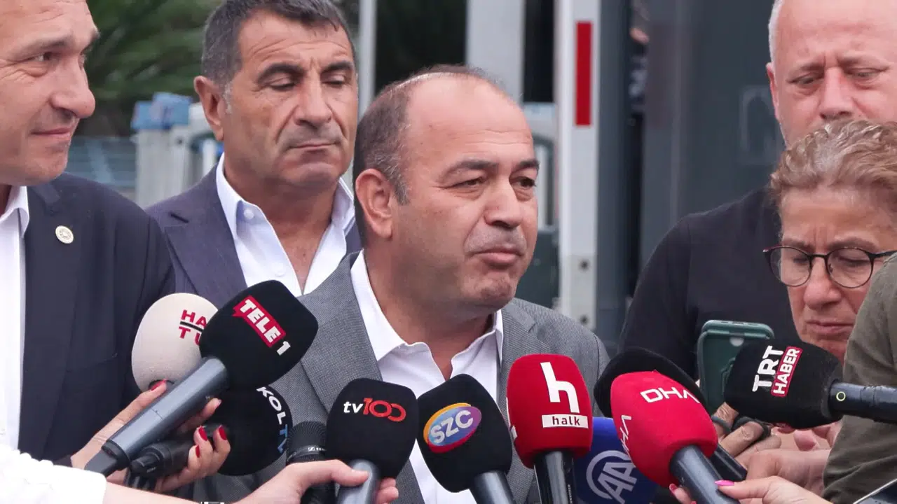 CHP, Sarıyer'deki eski il binasında gergin bekleyiş sürüyor, Özçağdaş ve Karabat açıklamalarda bulundu