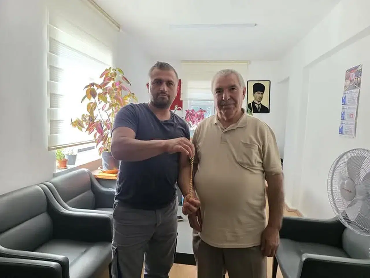 Temizlik Görevlisi Altın Kolye Buldu, Sahibine Ulaştırarak Örnek Davranış Sergiledi