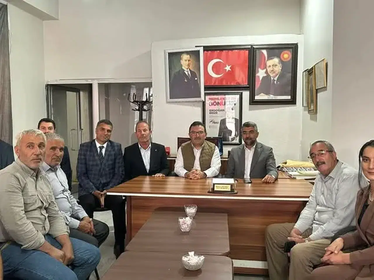 Küçükoğlu, Hınıs'ta teşkilatla buluşarak projeler ve iş birliği hakkında istişarelerde bulundu