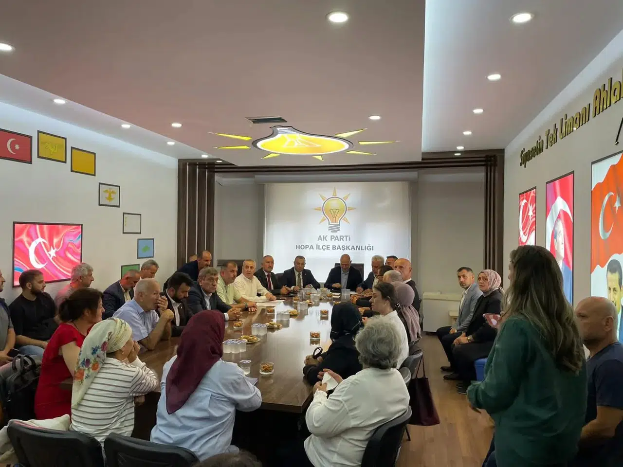 AK Parti Hopa ve Kemalpaşa'da Tanışma Toplantılarıyla Koordinasyonu Güçlendirdi