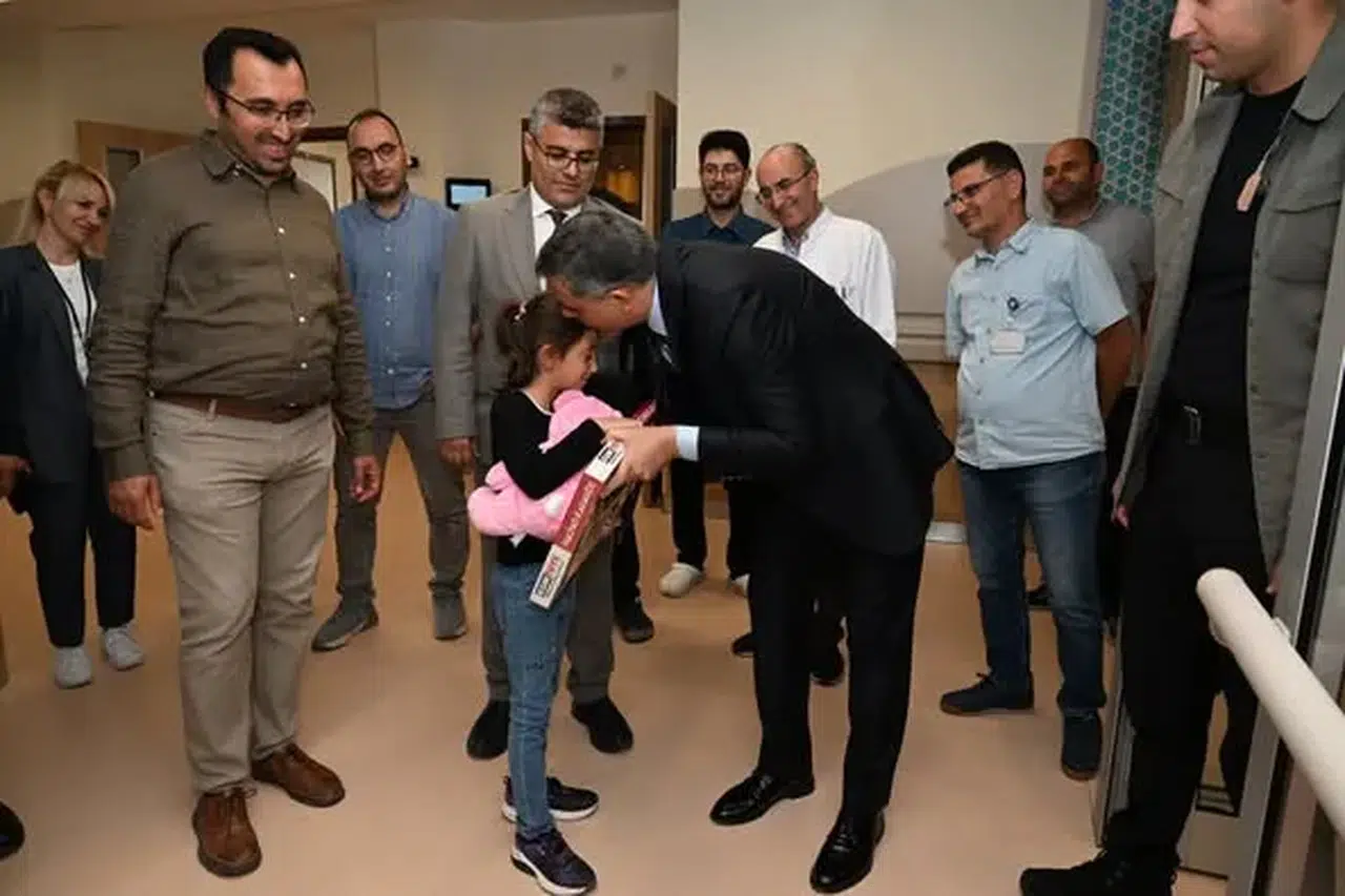 Vali Çiftçi, sünnet olan çocukları ziyaret ederek moral ve hediyelerle destekledi