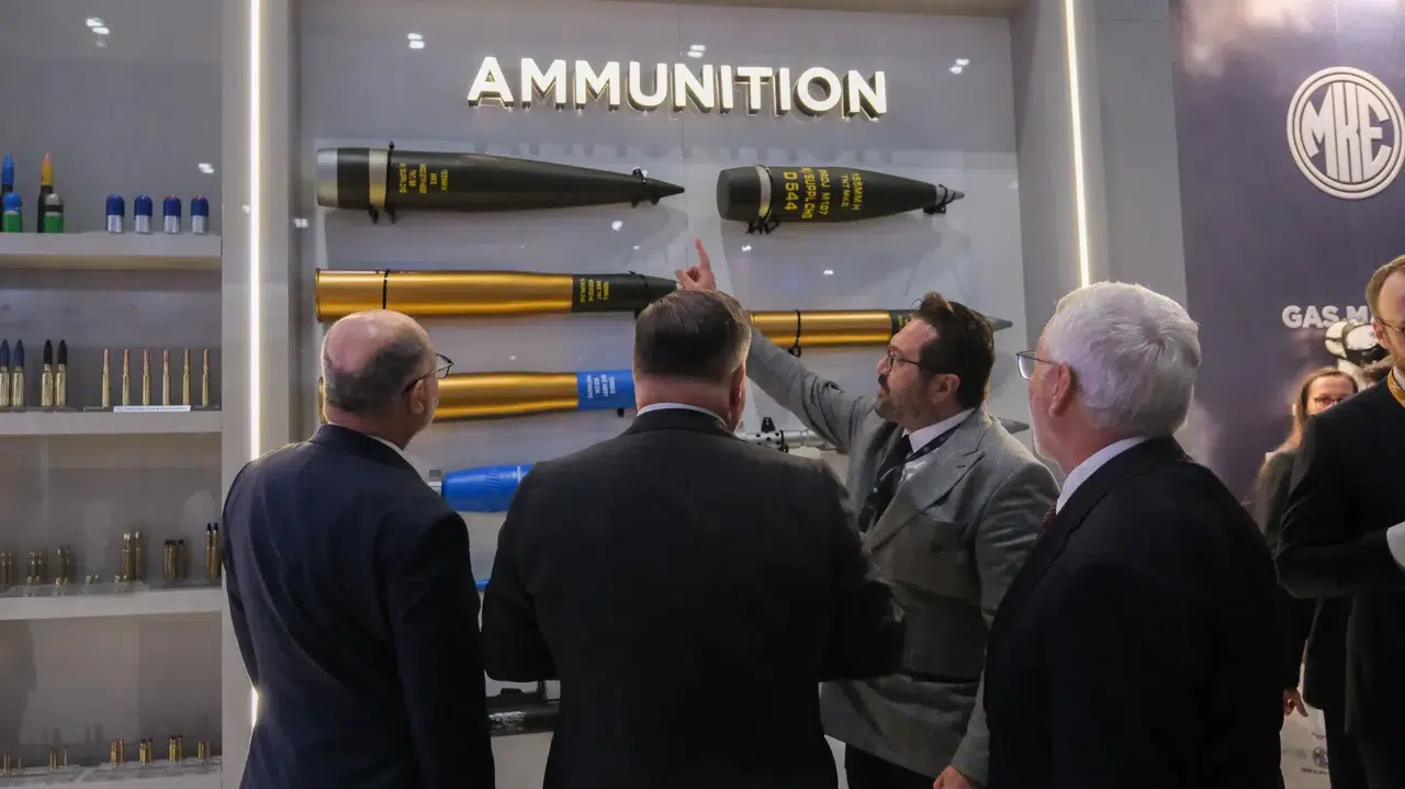 Kavaklıoğlu, Londra'da Uluslararası Savunma Fuarı'na katıldı