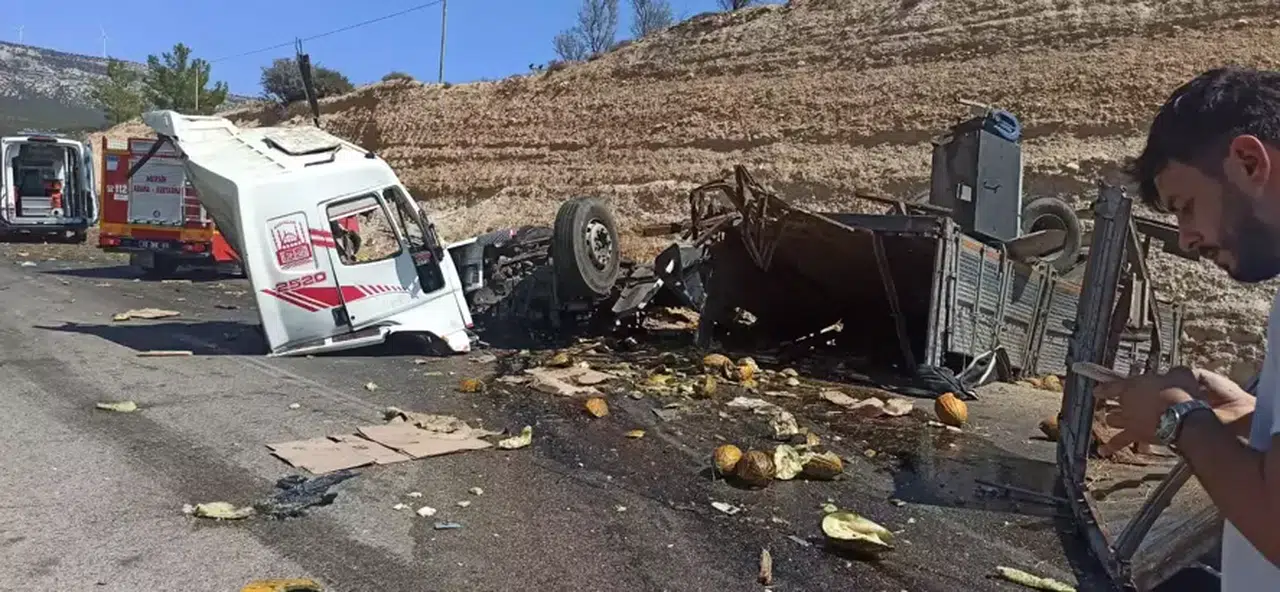 Mersin'de yolcu otobüsüyle kamyonun çarpıştığı kazada 3 ölü, 7 yaralı