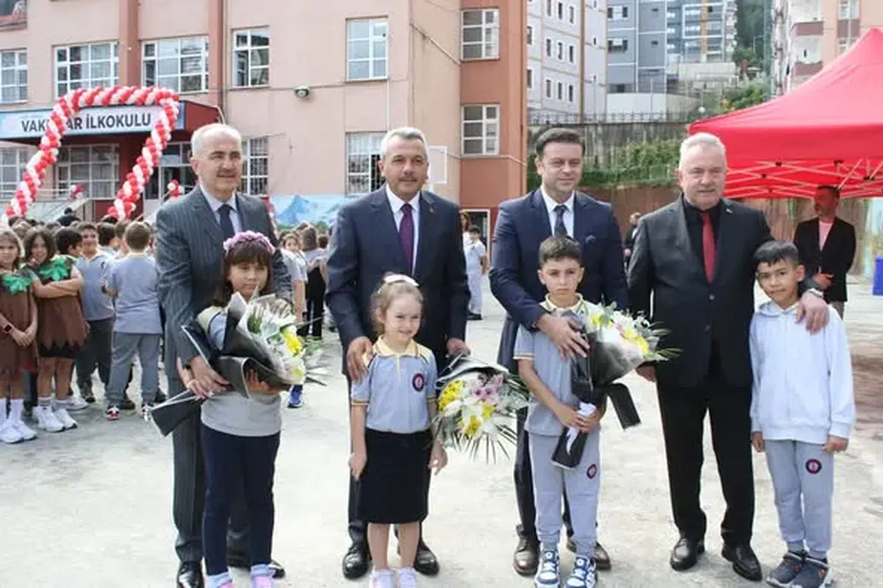 Rize'de 2025-2026 Eğitim Yılı Coşkuyla Başladı, İlk Ders Zili Çaldı