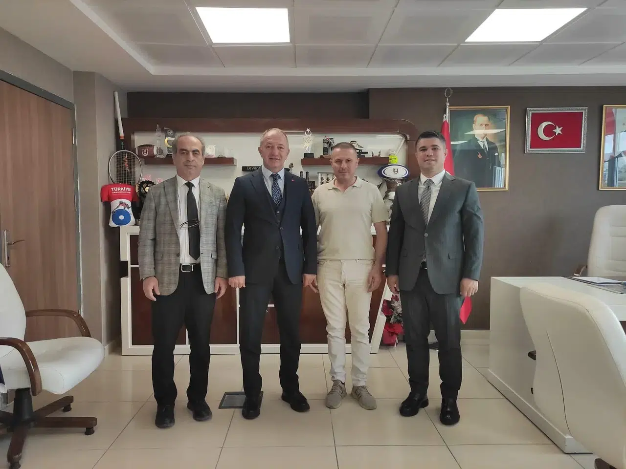 Oltu İlçe Müdürü Ömer Bektaş, Bursa'ya tayin oldu; vedalaşma töreninde duygusal anlar yaşandı