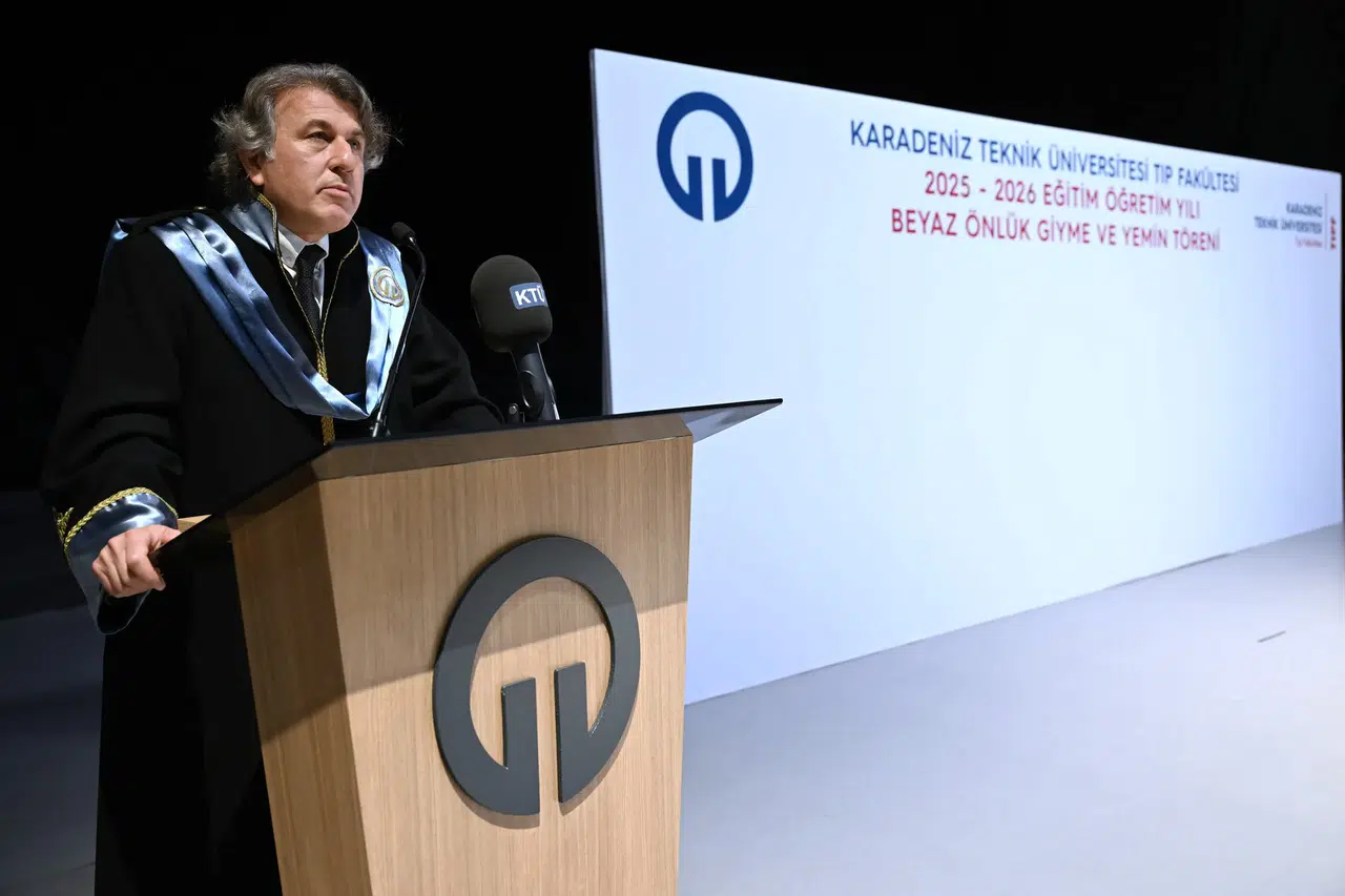 KTÜ Tıp Fakültesi'nde Beyaz Önlük Giyme Töreni'nde genç hekimler yemin etti