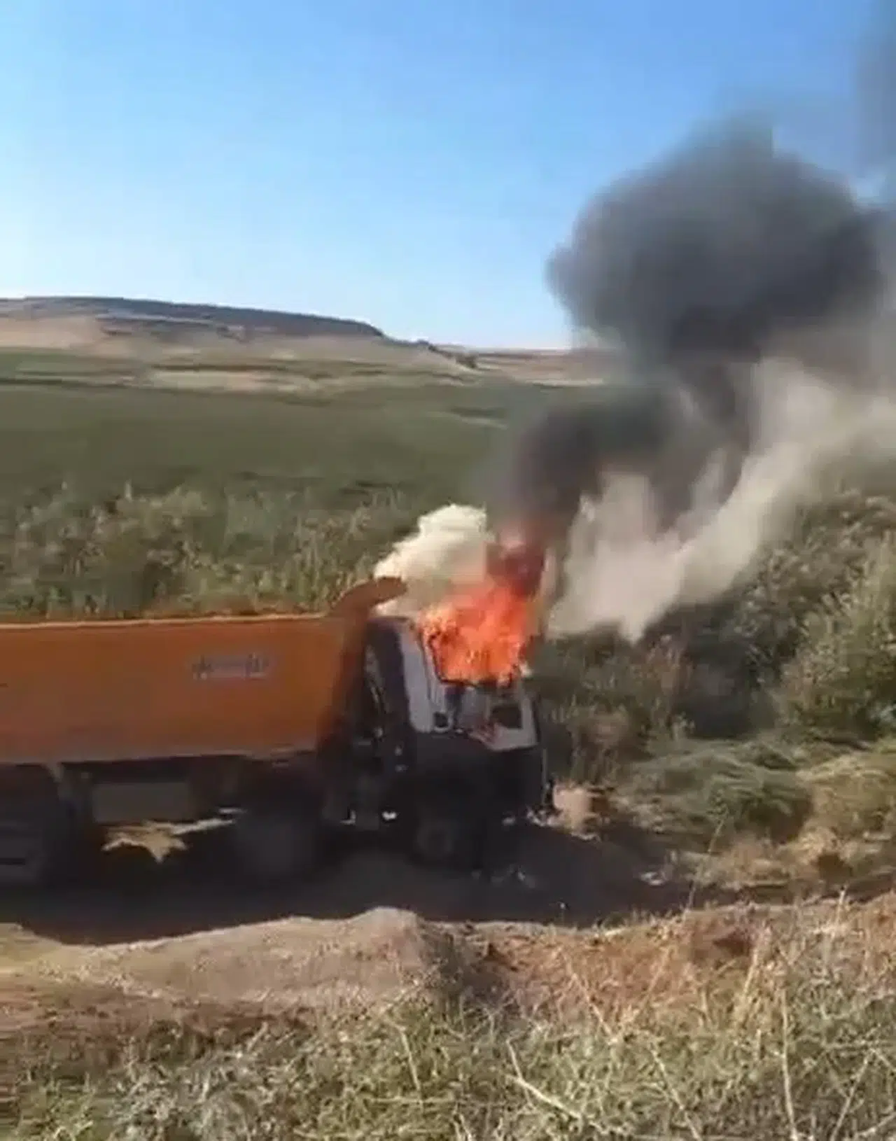 Diyarbakır'da mıcır yüklü kamyon alev aldı, şoför hayatını kaybetti
