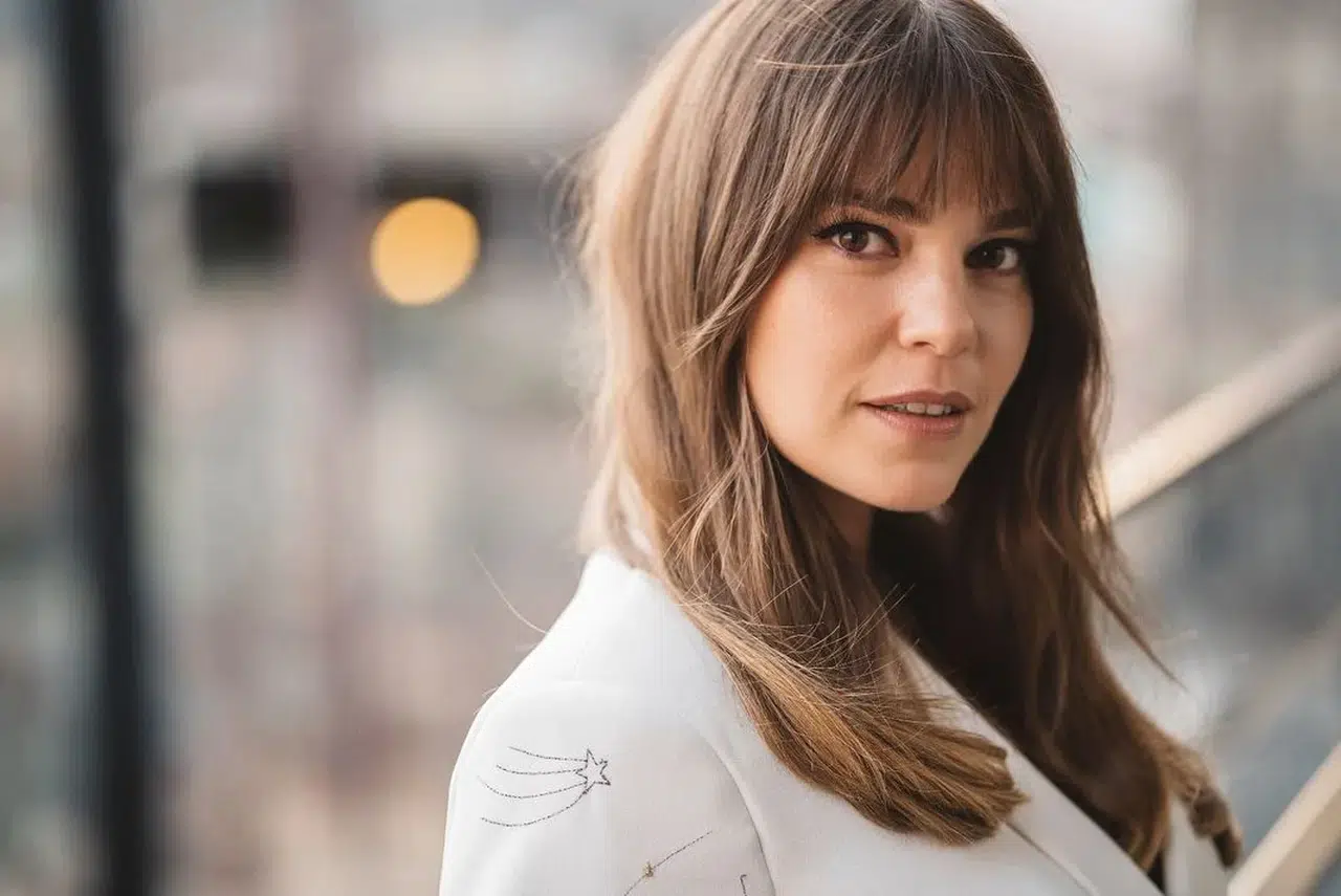 Aslı Enver, Disney Plus Dizisi “Ayna”da Serra Karakterini Canlandıracak