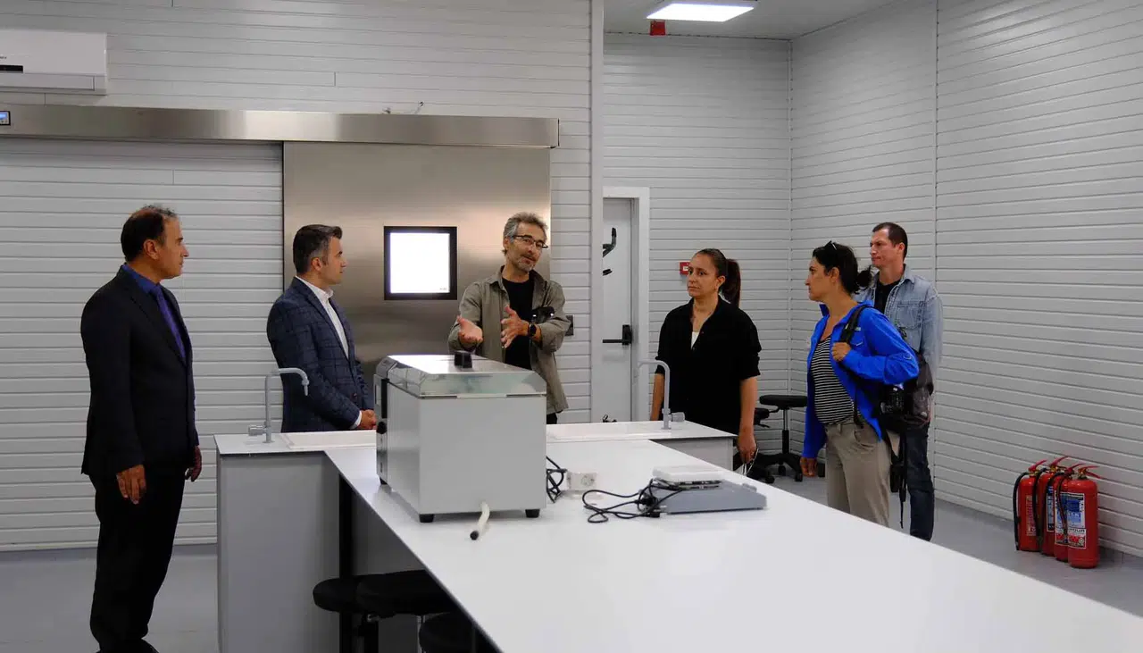 Burdur Vali'si Bilgihan, Salda Bilim Merkezi'nde uluslararası astro-biyoloji çalışmaları için incelemelerde bulundu