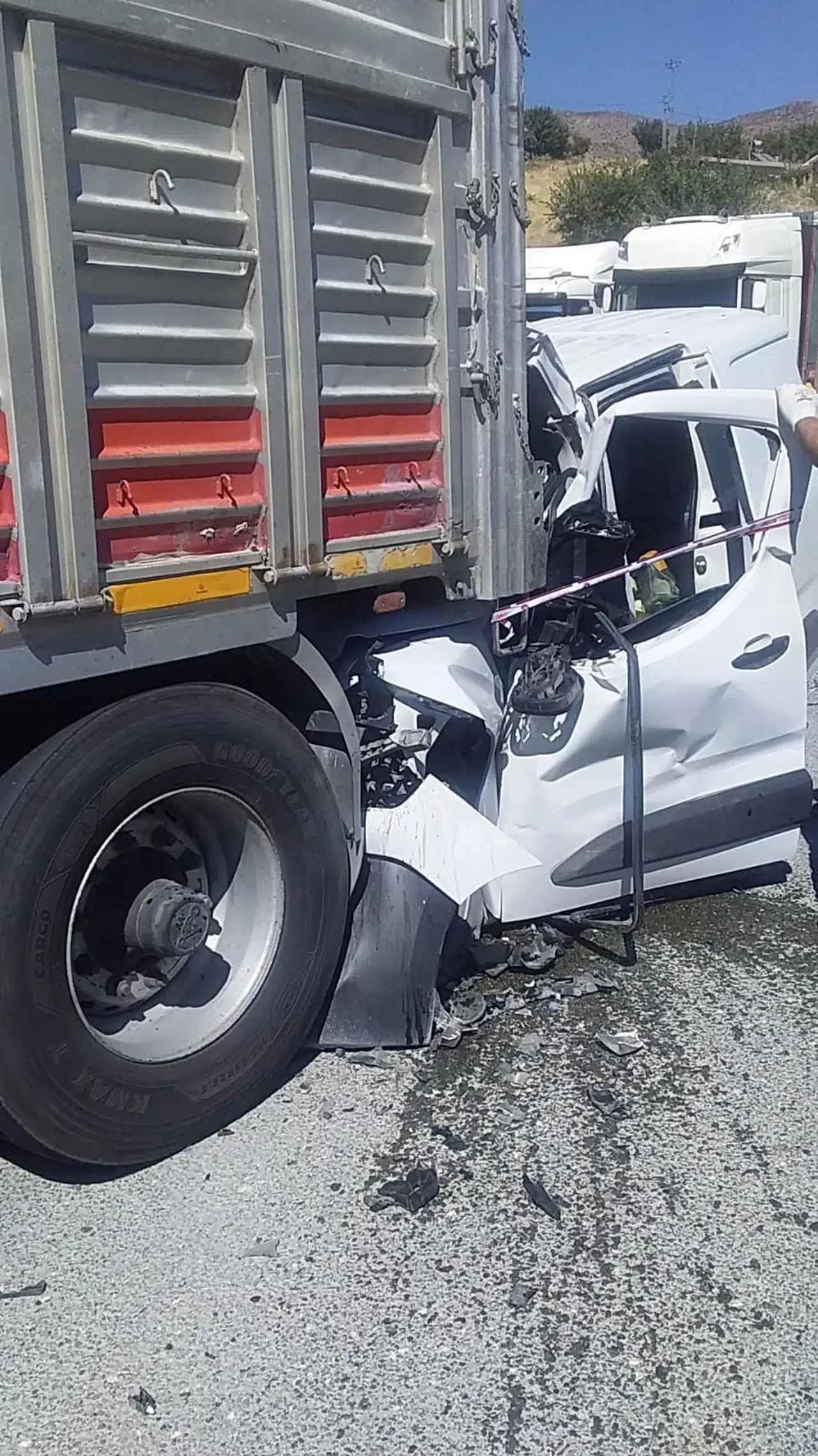 Malatya'da TIR'a çarpan hafif ticari araç sürücüsü hayatını kaybetti