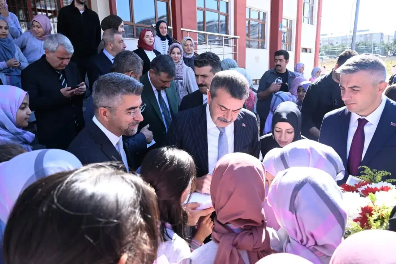 Bakan Tekin ve Vali Çiftçi'den sürpriz ziyaretle Erzurum eğitimine motivasyon artırıcı destek