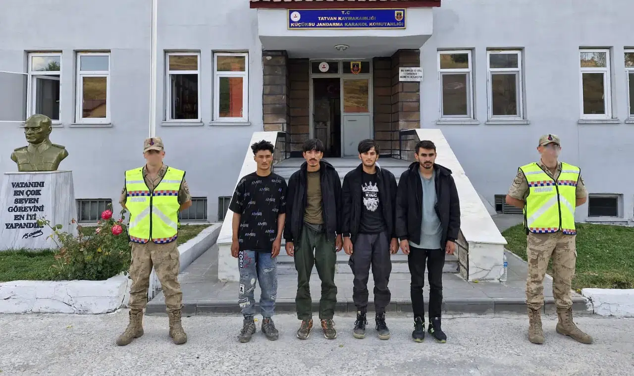 Tatvan'da 4 kaçak göçmen ve organizatör jandarma tarafından yakalandı