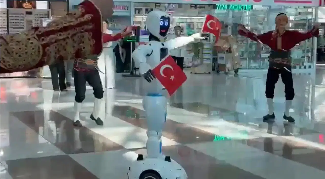 Esenboğa Havalimanı'nda Robot ve Seymenlerin Dansı Büyük İlgi Topladı