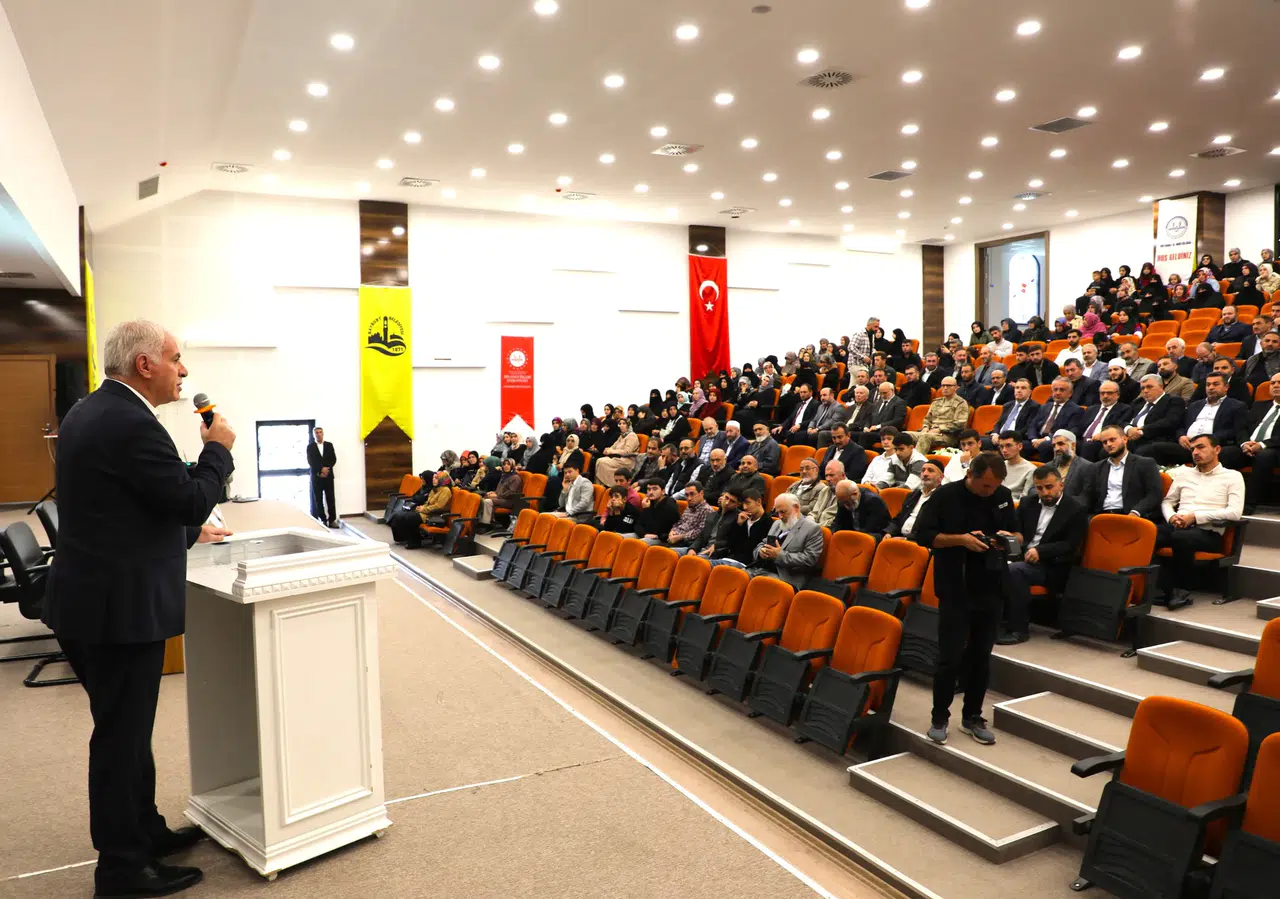 Bayburt'ta Mevlid-i Nebi Haftası'nda Peygamberimiz ve Aile Ahlakı temalı konferans düzenlendi