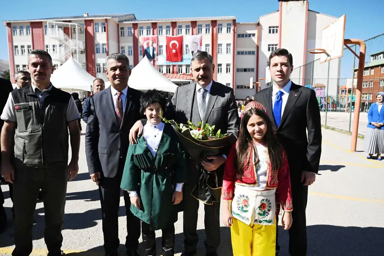 Erzurum'da 2025-2026 Eğitim Yılı Coşkuyla Başladı, Fidan Dikimiyle Doğa Sevgisi Vurgulandı