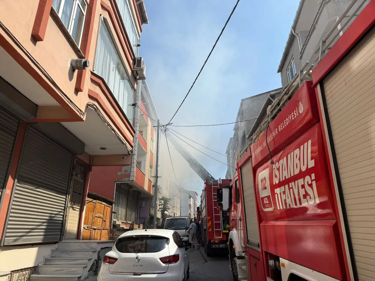 Yeşilkent'te 4 binayı etkileyen çatı yangını paniğe neden oldu, nedeni araştırılıyor!