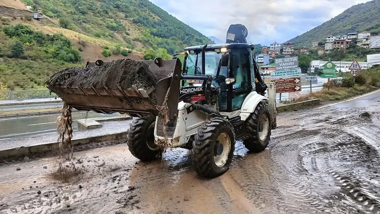 Trabzon'da Şiddetli Yağışlar: Belediyesi Ekipleri Acil Durumlara Hazır Bekliyor