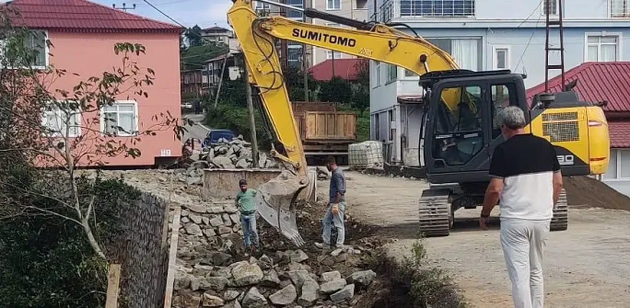 İyidere'de Yol Genişletme ve İstinat Duvarı Çalışmalarını Hız Kesmeden Sürdürüyor