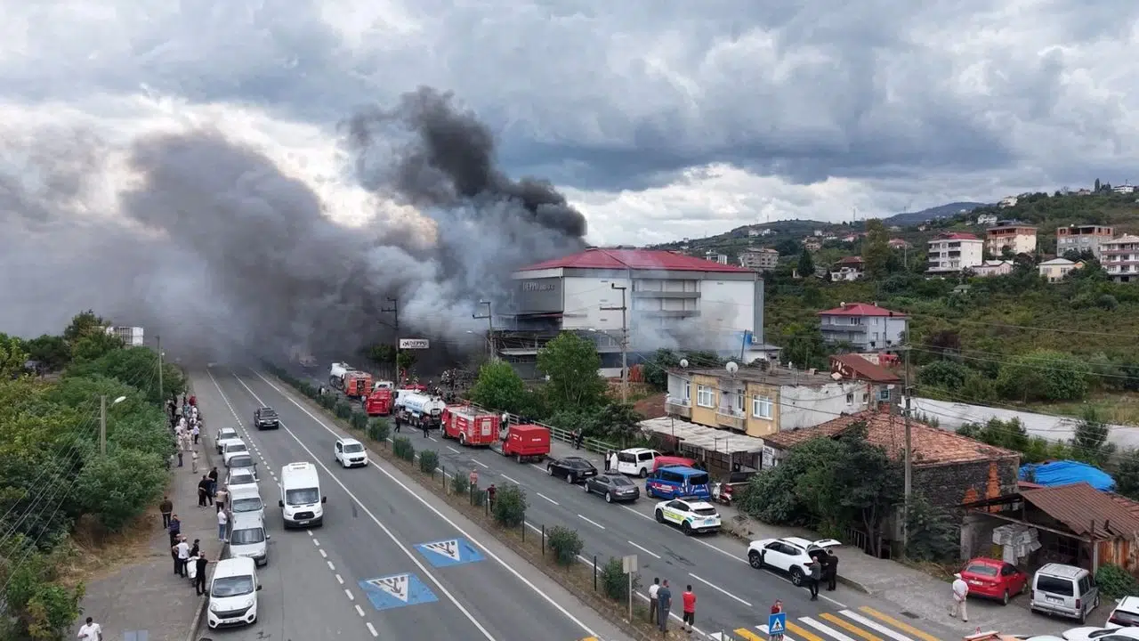 Akçaabat'ta alışveriş merkezinde yangın; itfaiye müdahale ediyor, patlama sesleri yükseliyor