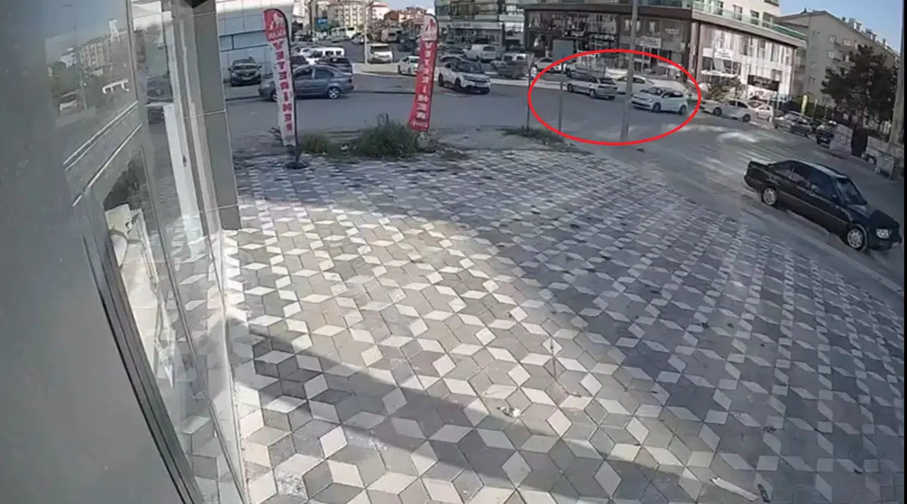 Ankara'da yol verme tartışması kavgaya dönüştü, bir sürücü hastaneye kaldırıldı