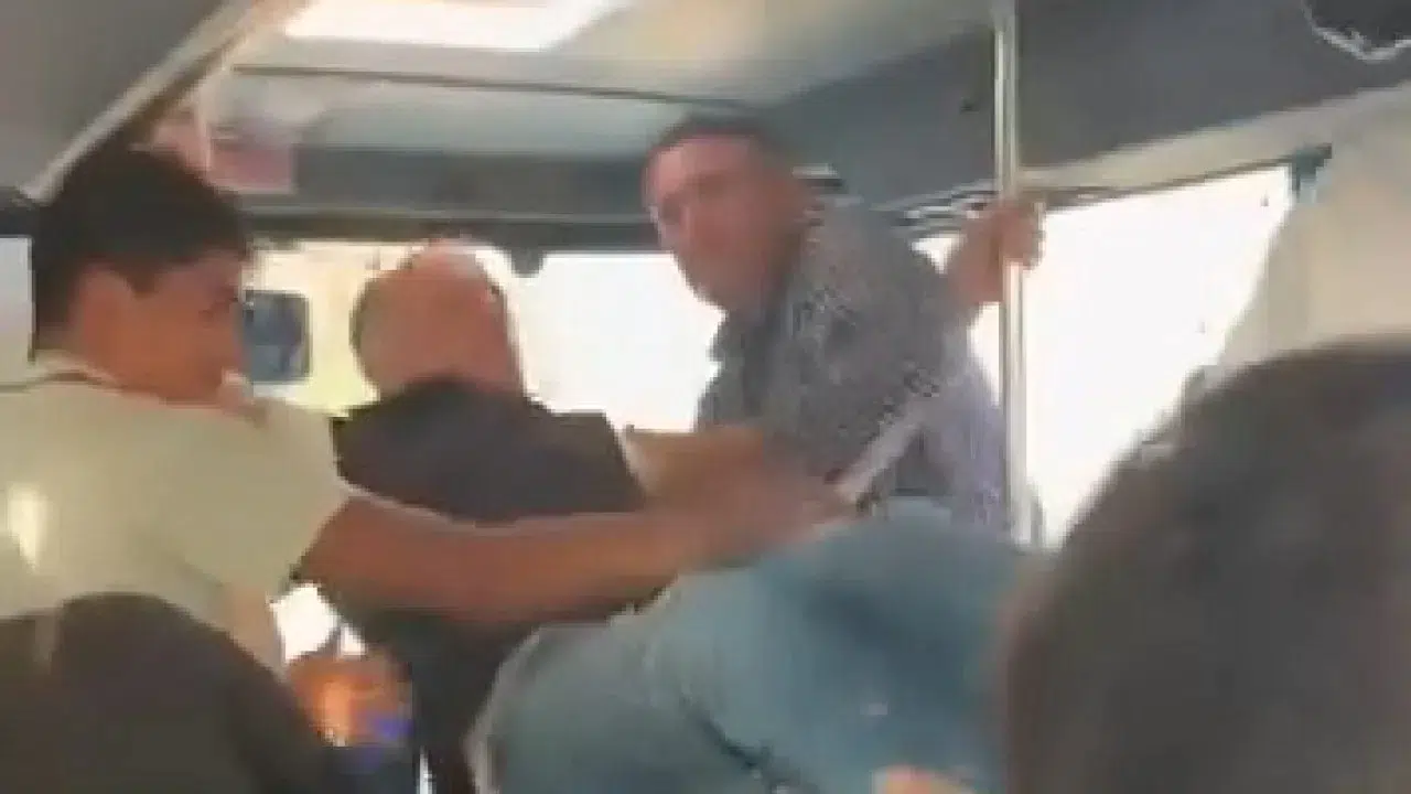 Elazığ'da Halk Otobüsünde Tekme Tokat Kavga Anı Kamerada Kaydedildi