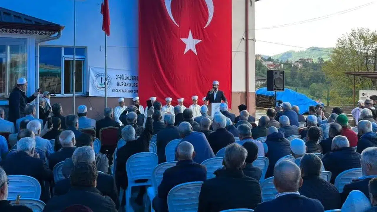 Of'ta Duygu Dolu İcazet Töreni: Hafızlık Eğitimini Tamamlayan Öğrenciler Sevinçle Belge Aldı