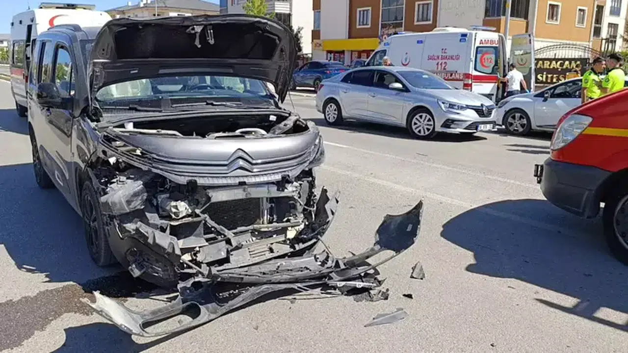 İnegöl'de hafif ticari araç otomobile çarptı, 4 kişi yaralandı