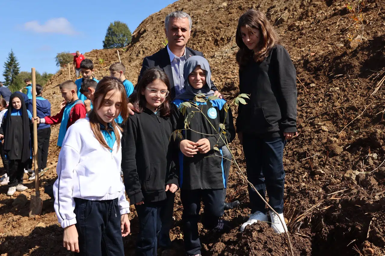 Yomra Belediyesi'nden çocuklara doğa sevgisi aşılayan fidan dikim etkinliği gerçekleştirildi