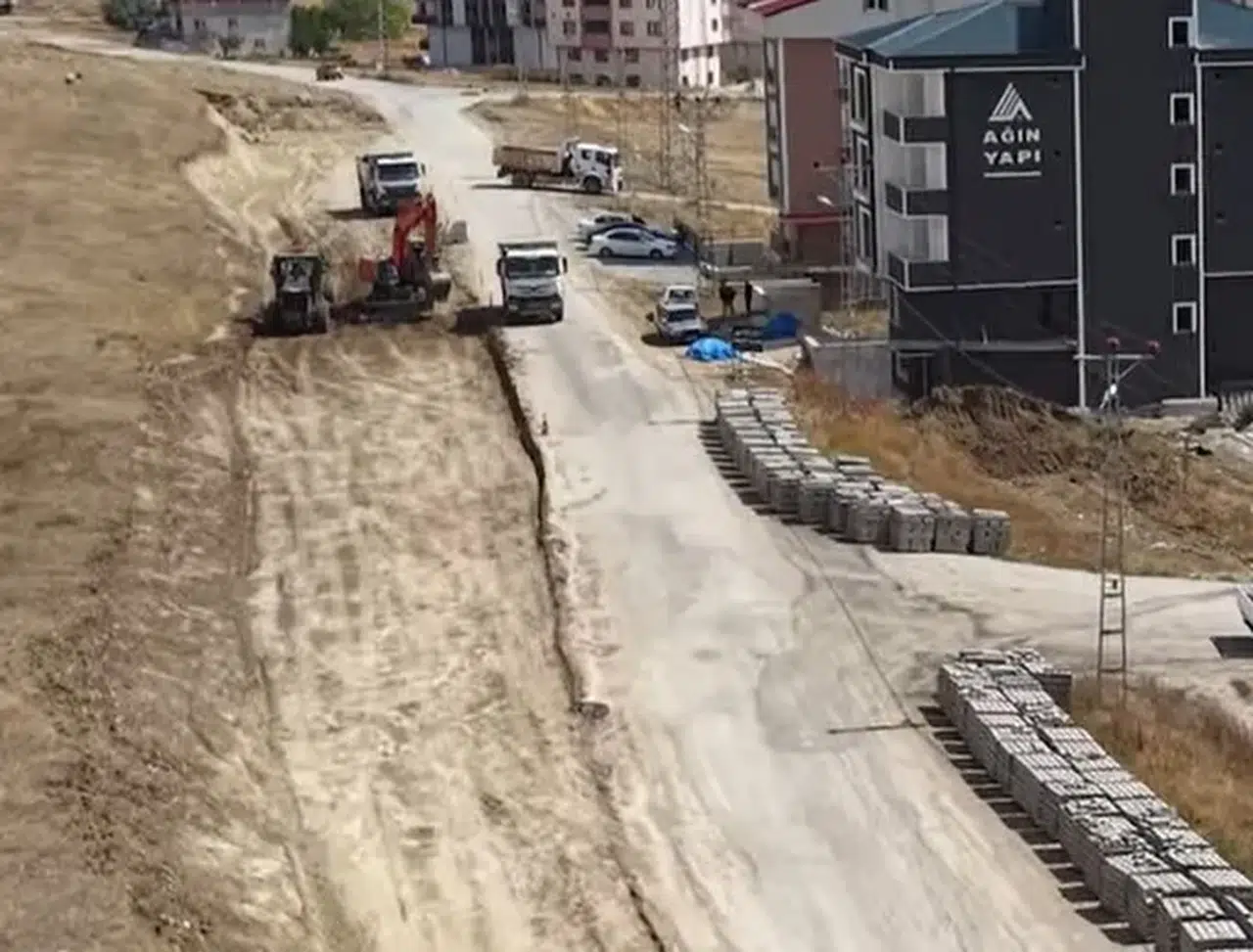 Bayburt’ta Yol Genişletme Çalışmaları Hafta Sonu da Sürüyor