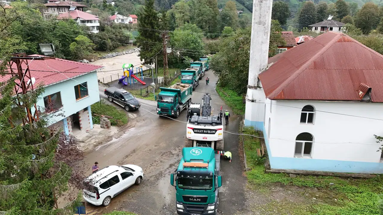 Rize'de sağanak yağış sonrası taşkın riskine karşı DSİ ekipleri aralıksız çalışıyor