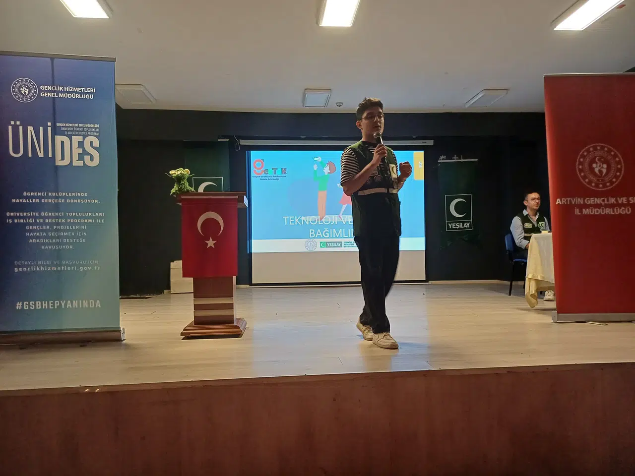 Hopa Anadolu İmam Hatip Lisesi'nde gençler bağımlılığa karşı bilinçlendirildi