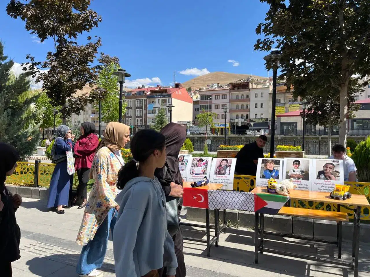 Bayburt'ta Boş Sıralar"etkinliği ile Gazze'deki çocukların eğitim hakkına dikkat çekildi