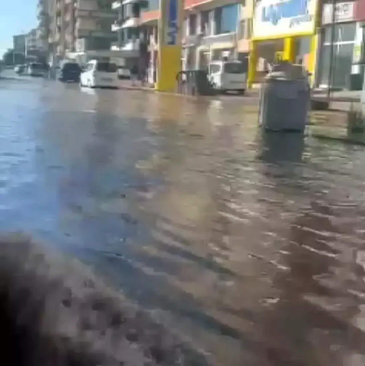 Erciş'te Çöpler Kanalı Tıkadı, Taşkınla Binalar Su Altında Kaldı