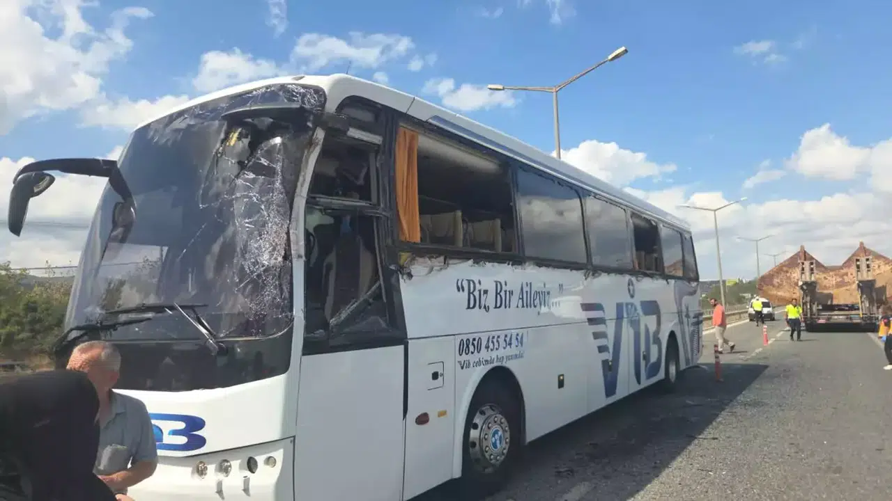 Otobüs, yol çalışmasında TIR'a çarptı: 3 yaralı, sürücüler polis merkezine götürüldü