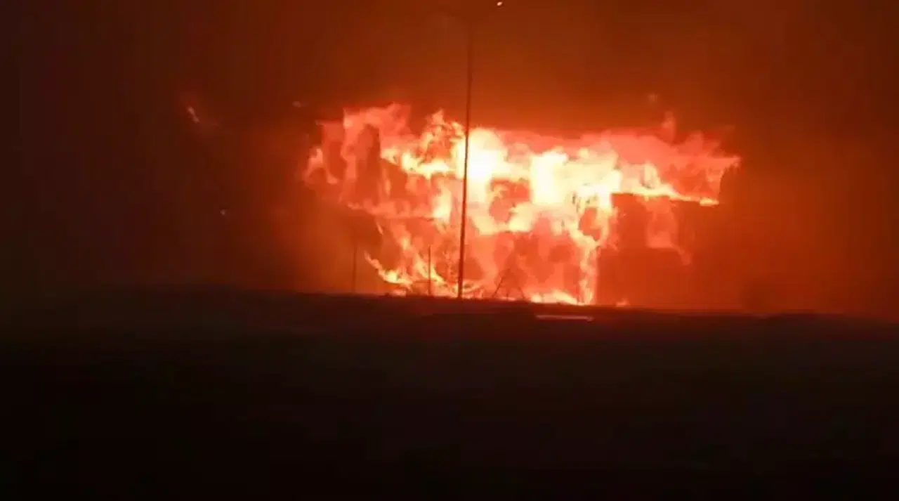 Derik'te mısır balyası yangını 3 günde kontrol altına alındı, soğutma çalışmaları sürüyor