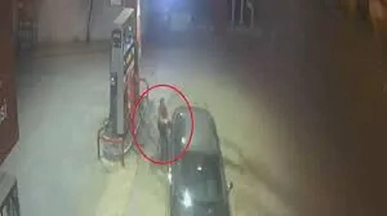 Bursa'da freni çekilmeyen otomobil pompa takılıyken hareket etti, istasyon görevlisi son anda engelledi