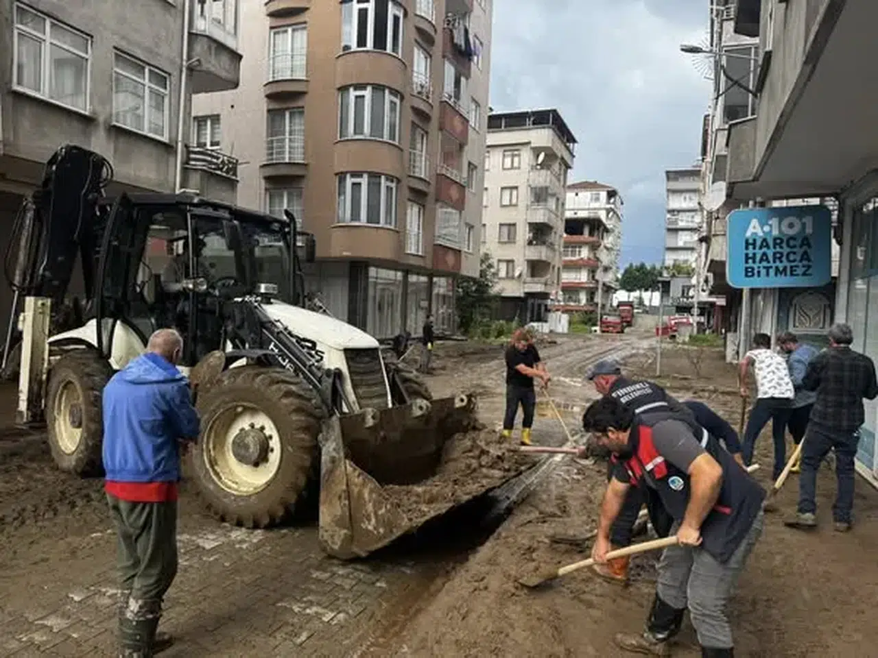 Fındıklı'da Fırtına ve Yağışa Hızlı Belediye Müdahalesi Başarıyla Sürüyor