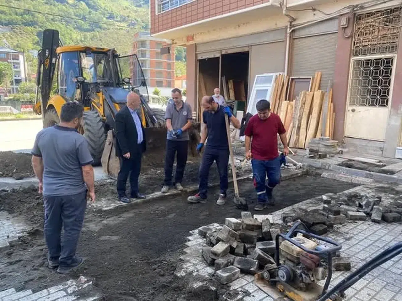 Çarşıbaşı'nda doğalgaz sonrası yol onarımları hızla sürdürülüyor, modern altyapı için taş döşeme çalışmaları başladı