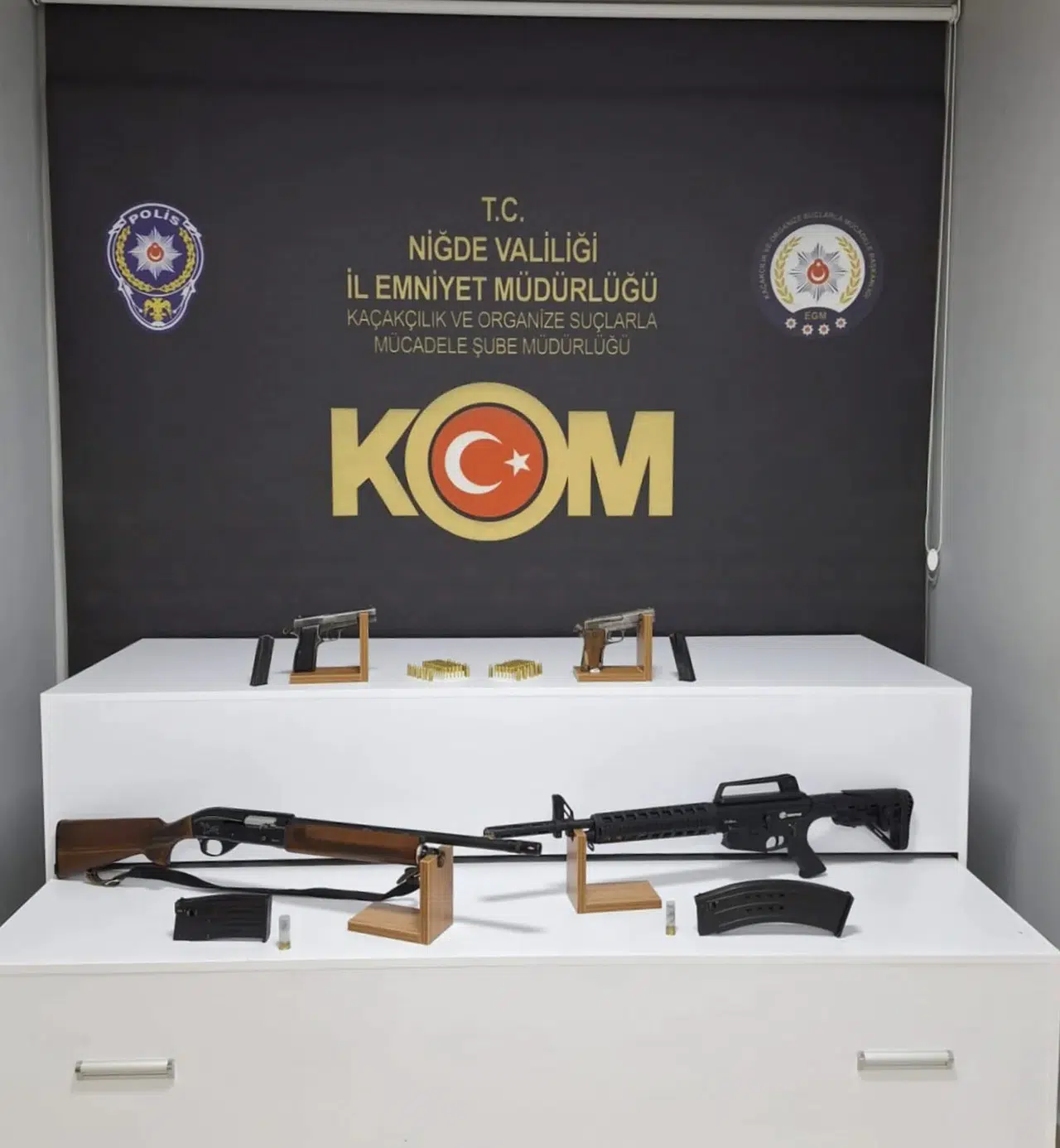 Niğde'de silah teşhiri yapan 4 kişi yakalandı, ruhsatsız silahlar ele geçirildi