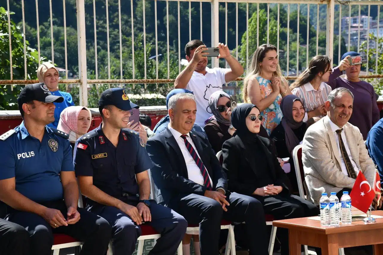 Borçka’da İlköğretim Haftası coşku dolu etkinliklerle kutlandı, yeni eğitim yılına umutla başlandı