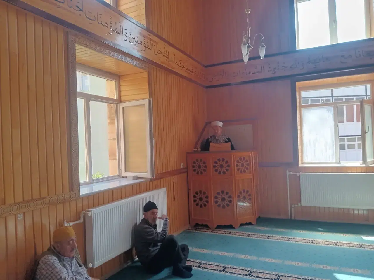 Oltu'da Müftü Çelebi'den vaazlar, toplumsal dayanışma vurgusuyla cami cemaatinden büyük ilgi gördü