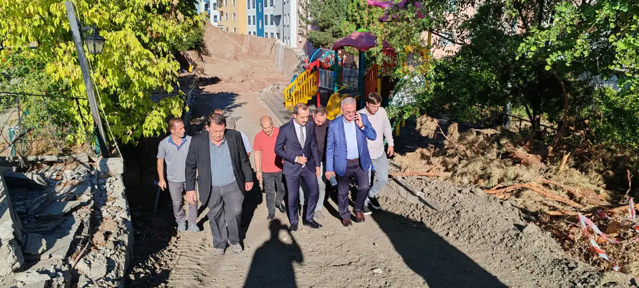 İçişleri Bakan Yardımcısı Münir Karaloğlu, İspir'de Heyelan Alanında Detaylı İncelemelerde Bulundu