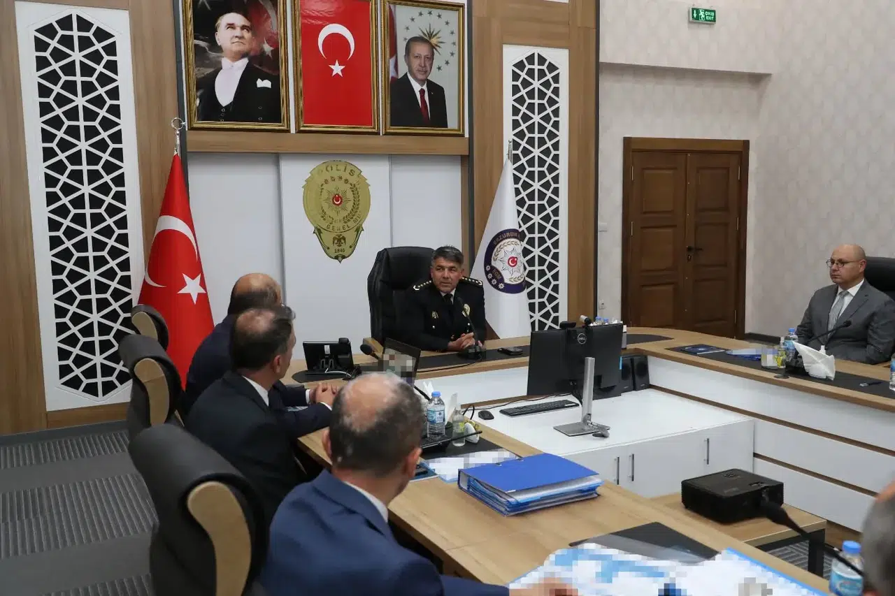 Erzurum Emniyet Müdürlüğü'nde güvenlik toplantısı: sorular ve çözümler ele alındı