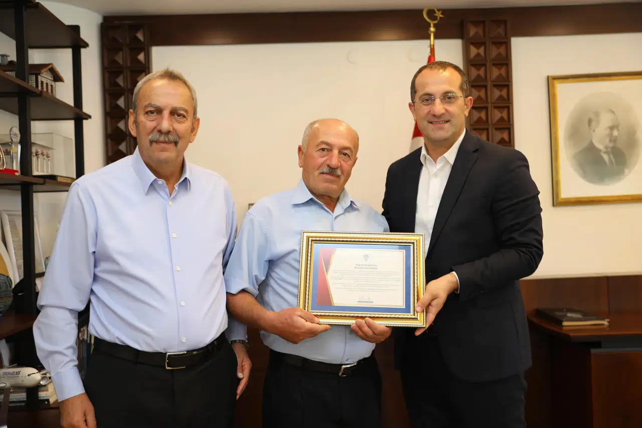 Akçaabat'ta Yılın Ahisi Hayri Dertlioğlu'na ödül, esnaf dayanışmasına dikkat çekildi